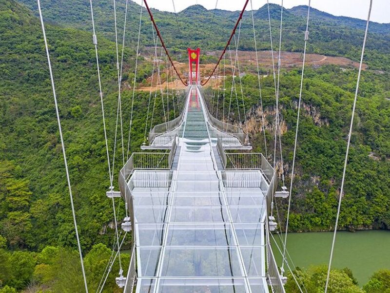 Китай представив найдовший скляний міст у світі
