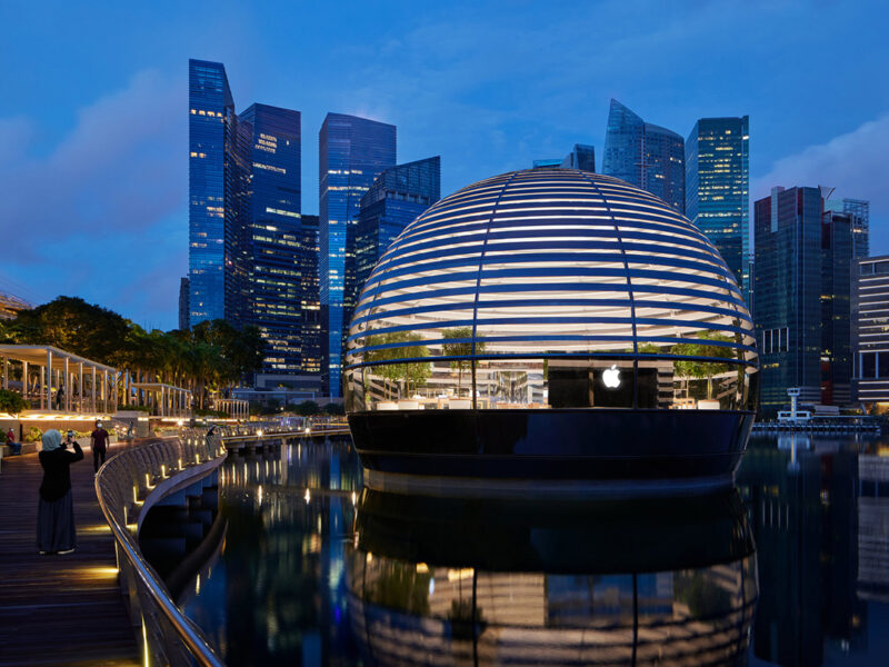 Marina Bay Sands: открылся уникальный магазин Apple на воде
