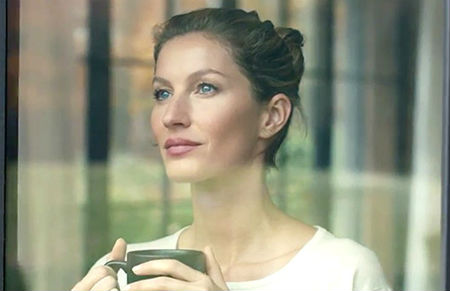 Модель Жизель Бюндхен показала свой загородный дом в рекламе Chanel
